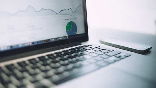 Zaskoczeni? POLITICO opublikowało zmiany sondażowe w poparciu dla partii politycznych w Polsce rok do roku