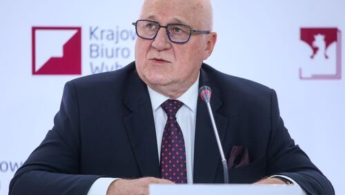 Przewodniczący Państwowej Komisji Wyborczej Sylwester Marciniak podczas konferencji PKW