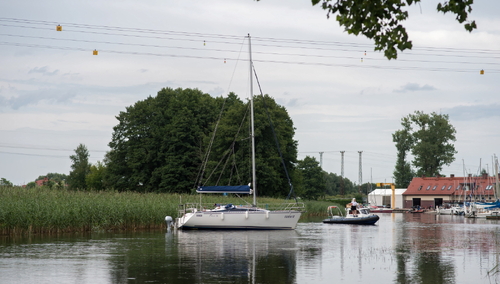 Załoga żaglówki zahaczyła o linię wysokiego napięcia, w wyniku czego dwie osoby z łodzi wpadły do wody