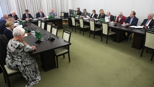 Posiedzenie senackiej komisji regulaminowej w Senacie w Warszawie, 17 maja 2022 r.