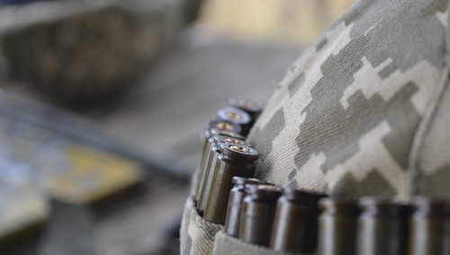 Hełm, amunicja. Ilustracja poglądowa