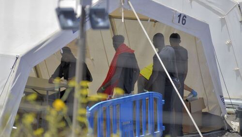 Hiszpańska obrona cywilna opiekuje się imigrantami w El Hierro na Wyspach Kanaryjskich, 06 lipca 2024 r. 