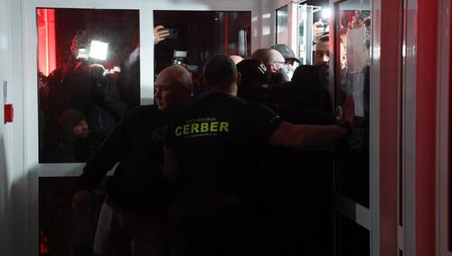 Zamieszanie przed halą w Kośskich