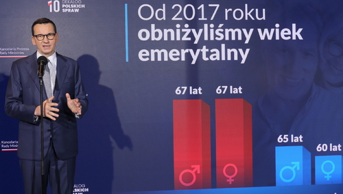 Premier Mateusz Morawiecki podczas spotkania z mieszkańcami w Cafe&Bistro Radość w Warszawie