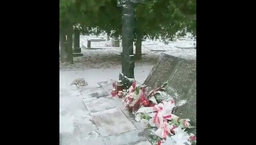 Zdewastowano Krzyż Katyński na cmentarzu wojskowym w Grodnie