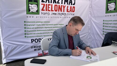 Podpisy zbierane przed siedzibą Solidarności w Gdańsku