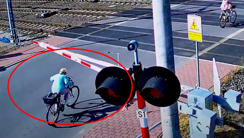 Wjechała na przejazd kolejowy na czerwonym. Strzeliła głową prosto w szlaban [WIDEO]