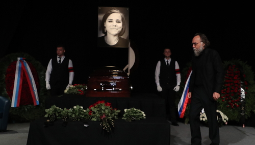 Pogrzeb Darii Duginy z otwartą trumną. Balsamista o spekulacjach wokół stanu ciała zmarłej