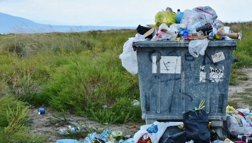 Radni PiS domagają się dymisji wiceprezydenta Warszawy za wysokie opłaty śmieciowe