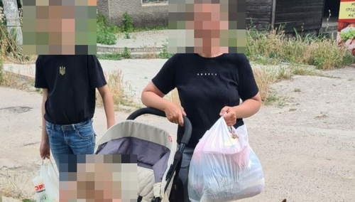 Kobieta z okolic Chersonia z dziećmi