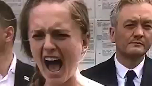 Aktywistka krzyczy na konferencji Roberta Biedronia