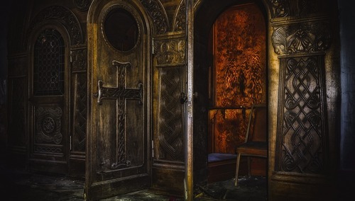 Konfesjonał w kościele