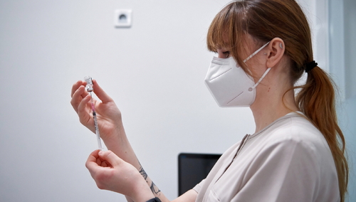 Afera wokół szczepień poza kolejnością. Rektor WUM zabrał głos