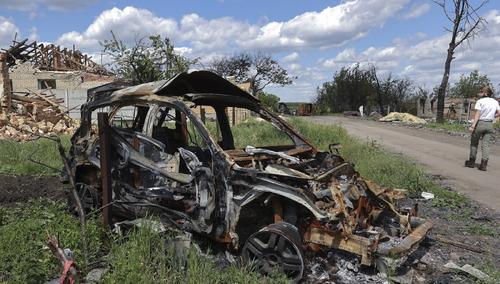 Zniszczony samochód w okolicach Charkowa