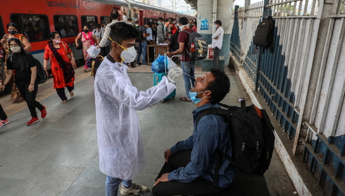 WHO krytykuje państwa za "nieracjonalną reakcję" na wariant Omikron