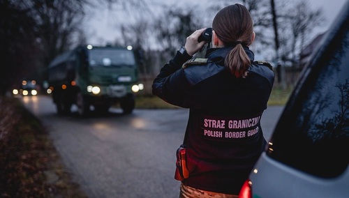 Murem za polskim mundurem. Polacy ocenili pracę służb na granicy [SONDAŻ]