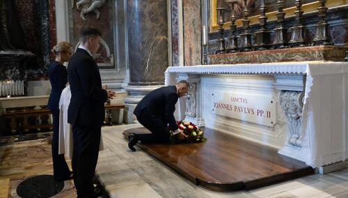 Karol Nawrocki z rodziną w bazylice św. Piotra