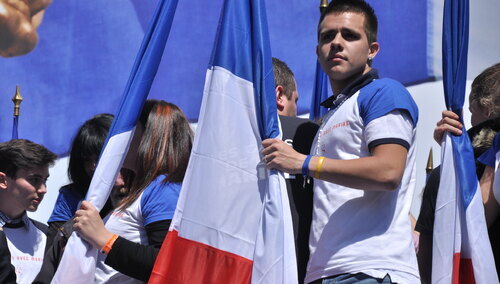 Młody wyborca na wiecu Marine Le Pen