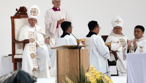 Papież Franciszek w czasie Mszy św. w Dżakarcie