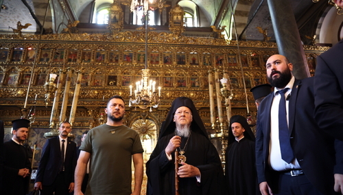 Od lewej: Wołodymyr Zełenski, patriarcha Bartłomiej