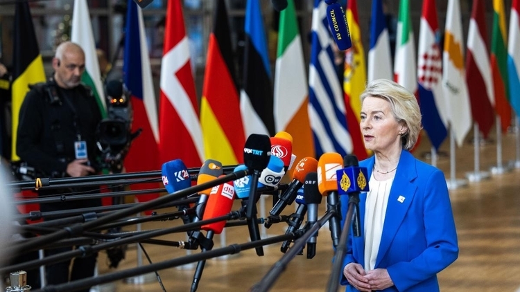 Przewodnicząca Komisji Europejskiej Ursula von der Leyen na szczycie w Brukseli