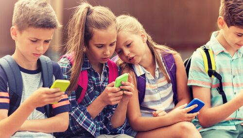 Dzieci ze smartfonami
