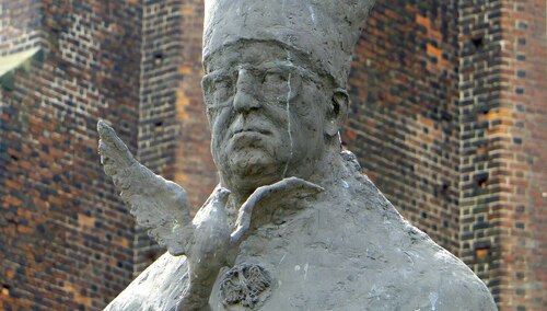 Wrocław. Bulwar prymasa Wyszyńskiego, pomnik kardynała Bolesława Kominka (2005 r.)