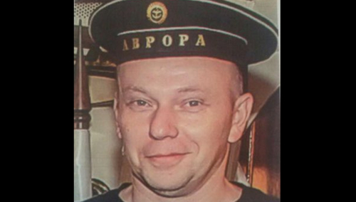 Gen. Piotr Pytel w czapce marynarza krążownika "Aurora"