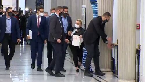 [video] Awantura w Sejmie. Iwona Hartwich blokowała przejście premierowi Morawieckiemu. "Pan kłamie!"