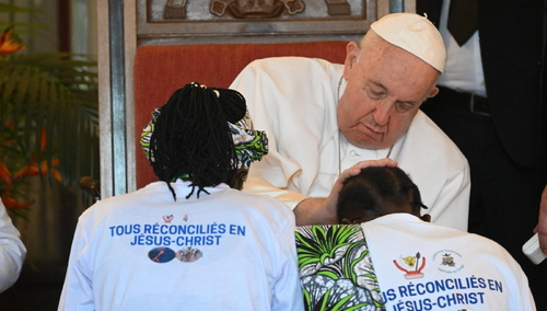Papież Franciszek błogosławi ofiary przemocy dokonanej we wschodniej części Demokratycznej Republiki Konga