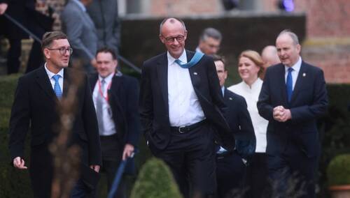 Zadowolony kanclerz Niemiec Friedrich Merz opuszcza szczyt w Alden Biesen