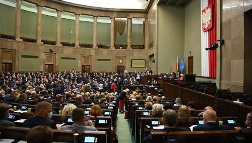 [SONDAŻ] Fotel lidera niezagrożony. W Sejmie znalazłoby się aż sześć ugrupowań