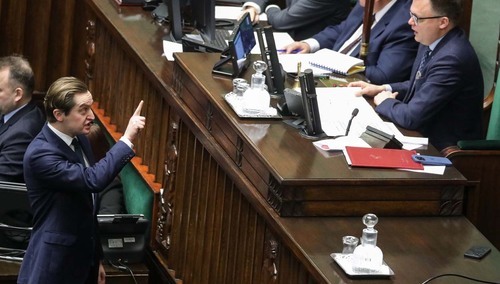 Poseł PiS Sebastian Kaleta oraz marszałek Sejmu Szymon Hołownia