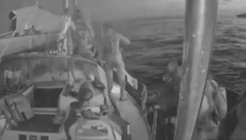 Żołnierze izraelscy wchodzą na pokład międzynarodowej flotylli płynącej do Strefy Gazy