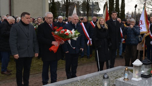 Złożenie kwiatów na grobie ks. Suchowolca