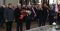 Złożenie kwiatów na grobie ks. Suchowolca
