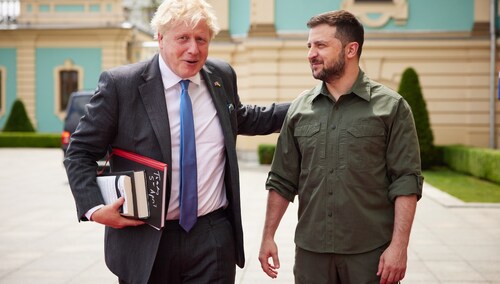 „W ostatniej chwili wycofał się z ważnej konferencji”. Boris Johnson z niezapowiedzianą wizytą w Kijowie