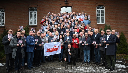 członkowie Komisji Krajowej z kartkami pocztowymi dedykowanymi białoruskim opozycjonistom 