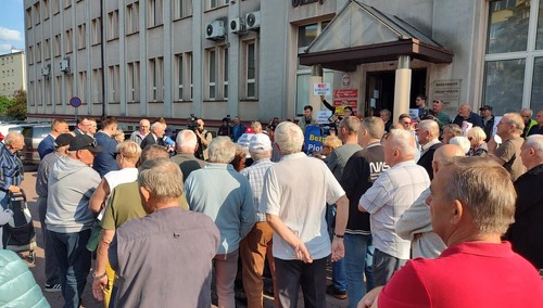 Protest mieszkańców Piotrkowa Trybunalskiego ws. budowy Centrum Integracji Cudzoziemców