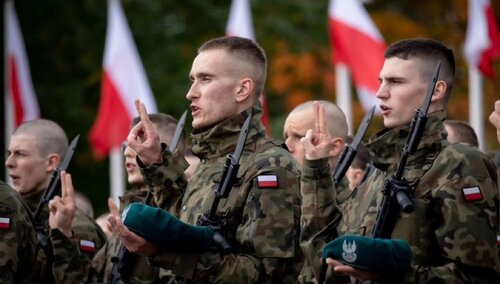 Polscy żołnierze składają przysięgę