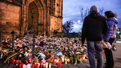 Magdeburg, kwiaty i znicze składane w hołdzie ofiarom zamachu