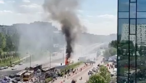 Warszawa: Autobus nagle stanął w płomieniach. Opublikowano nagranie [WIDEO]