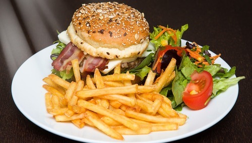 Hamburger z frytkami, zdjęcie podglądowe