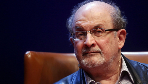 Atak na Salmana Rushdie. „Wiadomości nie są dobre”. Nowe informacje o stanie zdrowia pisarza