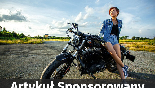 Kobieta opierająca się o motocykl