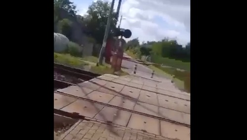 HIT! Wszedł na zamknięty przejazd kolejowy. Takiej reakcji pani dróżnik się nie spodziewał [WIDEO]