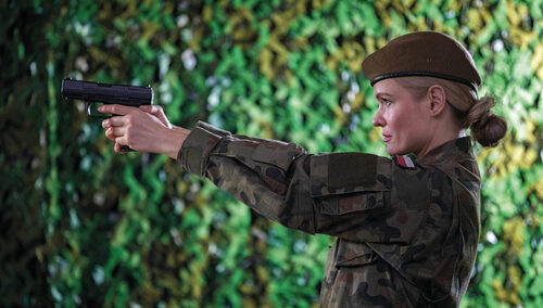 Kobieta w wojskowym mundurze