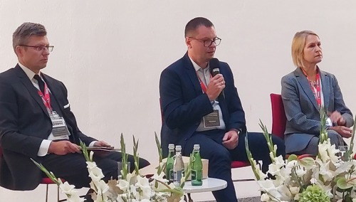 w środuku Piotr Olbryś, członek prezydium Zarządu Region Wielkopolska NSZZ „Solidarność”, przewodniczący komisji zakładowej w Volkswagen Poznań