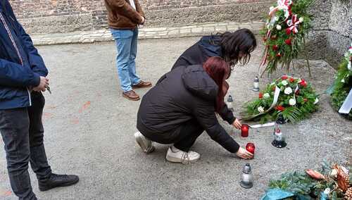 Młodzież zapala znicze pod Ścianą Straceń