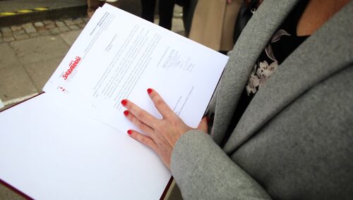 Związkowcy składają pismo o wszczęciu sporu zbiorowego